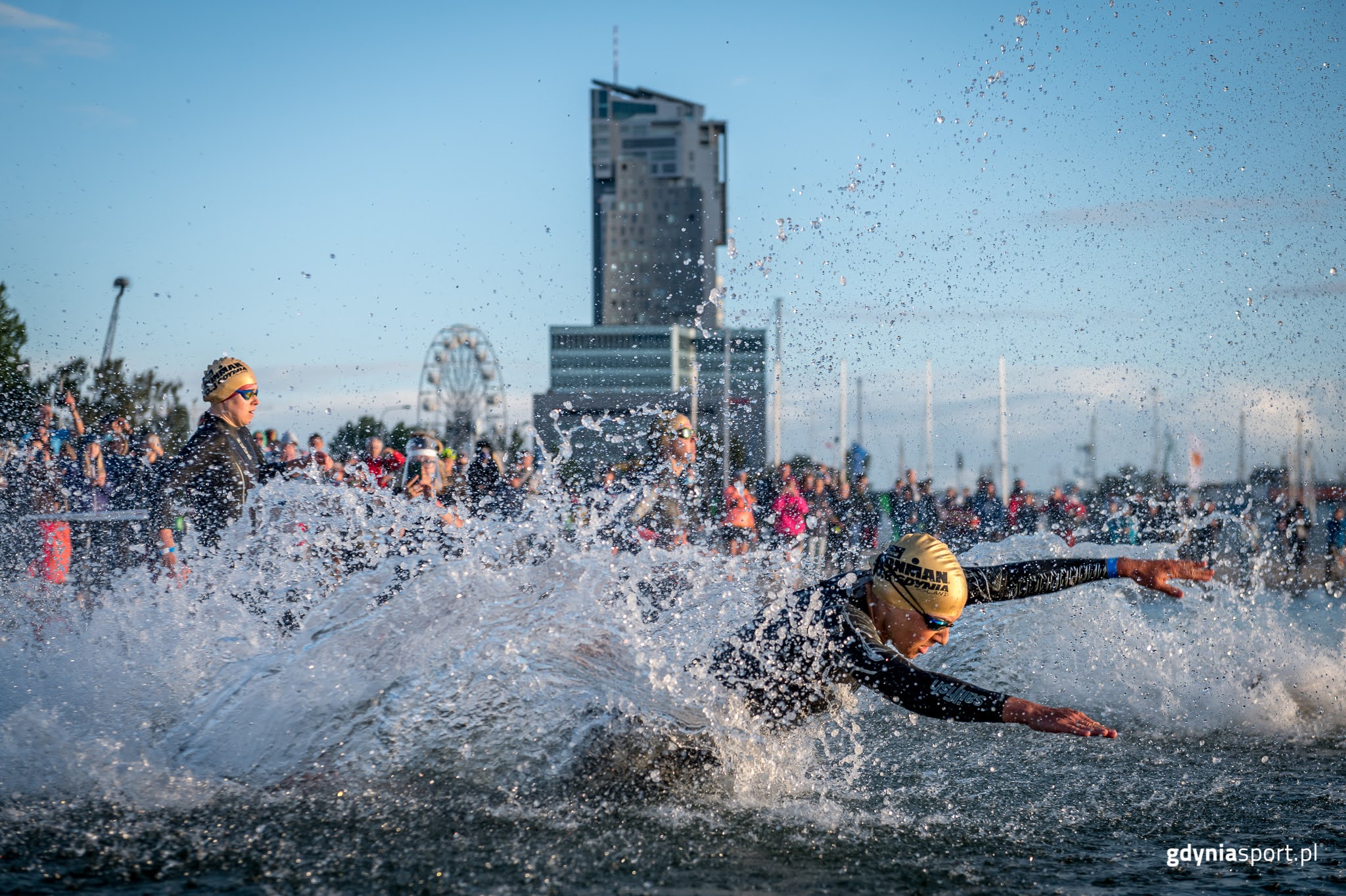 Start etapu pływackiego podczas zawodów triathlonowych Ironman Gdynia